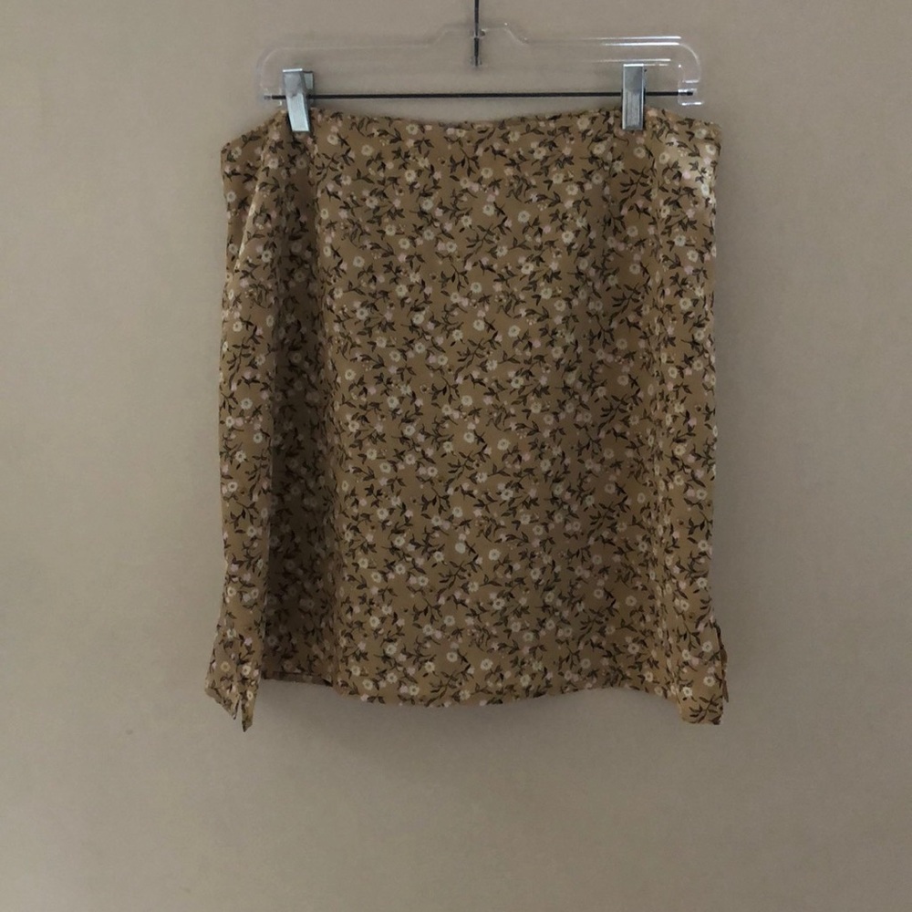 Reitmans - women’s flowery skirt with shorts - size 13